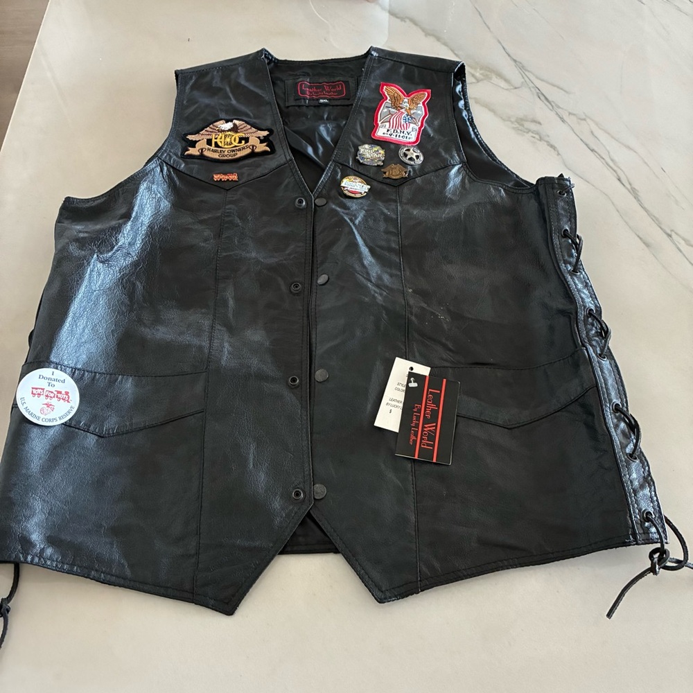 🆕 HARLEY D.  -VINTAGE Leather Vest with Vintage Patches & Harley Davidson Pins